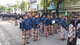 KIRAB PAMONG KALURAHAN SE DIY NDEREK MANGAYUBAGYO YUSWO DALEM 80 THN SRI SULTAN HB X